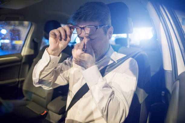 conductor cansado dentro del coche por la noche - night drive fotografías e imágenes de stock