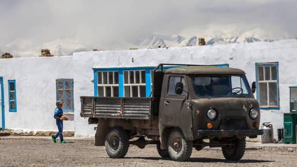 vue du village de karakul au tadjikistan - pamirs photos et images de collection