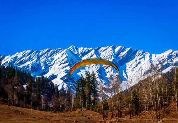 parapendio nella valle di solang - outdoors nature paragliding autumn foto e immagini stock