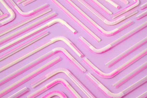 drinking straws on pink background - drinking straw plastic design in a row imagens e fotografias de stock
