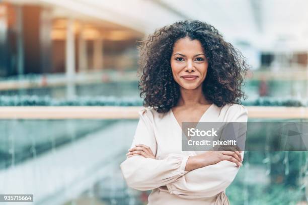 Giovane Imprenditrice Di Etnia Africana - Fotografie stock e altre immagini di Donna in carriera - Donna in carriera, Donne, Ritratto