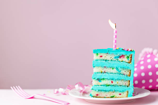 kolorowy kawałek tortu urodzinowego ze świeczką - gateaux birthday candle cake zdjęcia i obrazy z banku zdjęć
