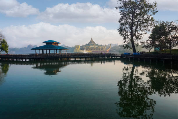 karaweik palace yangon myanmar - shwedagon pagoda fotos imagens e fotografias de stock