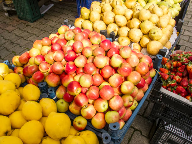 農夫の市場で果物 - rome beauty ストックフォトと画像