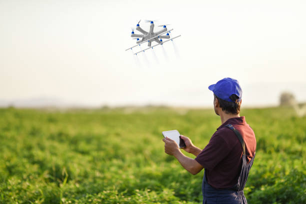 fumigación de sus cultivos utilizando un robot agricultor - farmer rural scene laptop computer fotografías e imágenes de stock