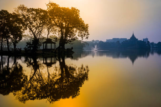 em yangon myanmar - shwedagon pagoda yangon sunset pagoda - fotografias e filmes do acervo