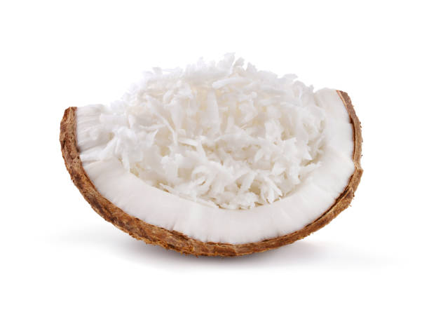 흰색 배경에 고립 된 코코넛 부스러기와 코코넛입니다. - food and drink grated food dairy product 뉴스 사진 이미지