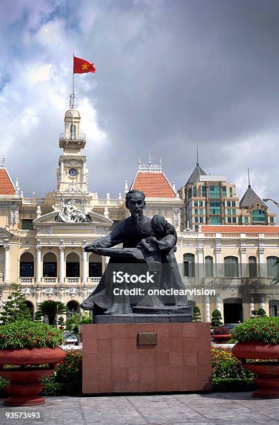 Statua Di Fuori Di Ho Chi Minh City Hall In Ccss Vietnam - Fotografie stock e altre immagini di A forma di stella