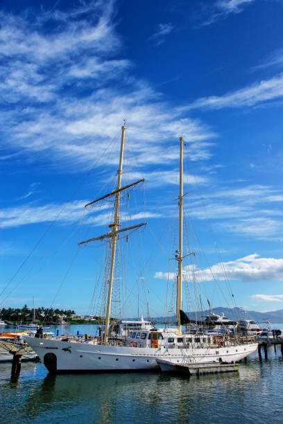 barcos ancorados no porto de denarau, viti levu, fiji - denarau - fotografias e filmes do acervo