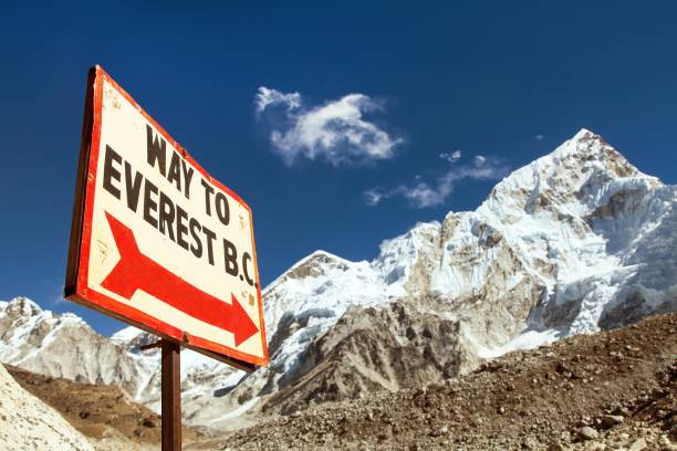 camp de base de manière à everest - himalayas cloud mountain peak cloudscape photos et images de collection