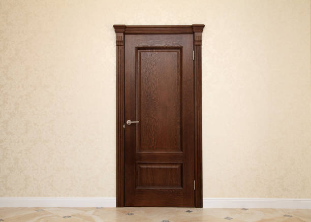 interno vuoto camera beige con porta in legno marrone - wooden door foto e immagini stock