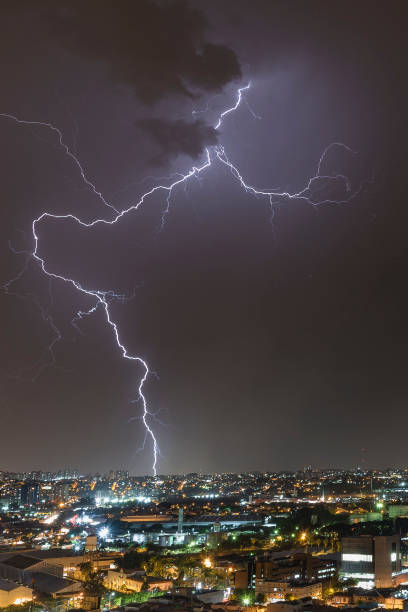 iluminación de los rayos de la noche de tormenta - lightning thunderstorm city storm fotografías e imágenes de stock