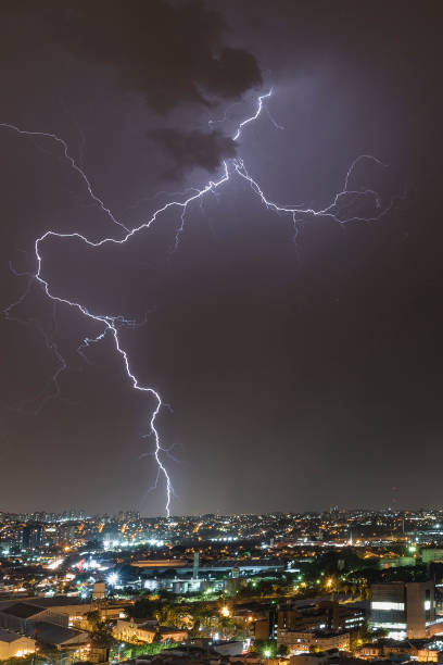 lightening storm night rays - lightning thunderstorm storm city imagens e fotografias de stock