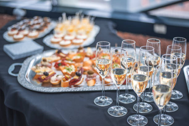 canapés y champagne para la recepción - appetizer fotografías e imágenes de stock