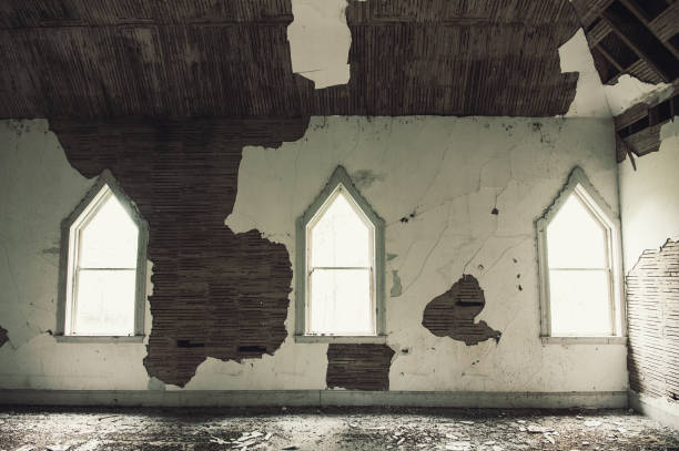 zaniedbana religia - abandoned church indoors dirty zdjęcia i obrazy z banku zdjęć
