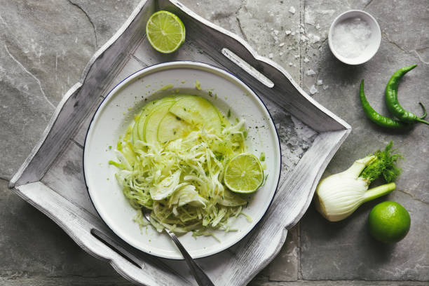 coleslaw con cavolo, mela e finocchio - fennel foto e immagini stock