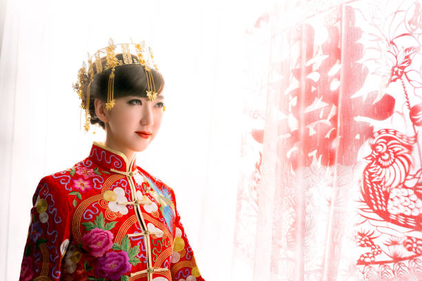 schöne braut in chinesischen traditionellen brautkleid - embroidery needlecraft product dress pattern stock-fotos und bilder