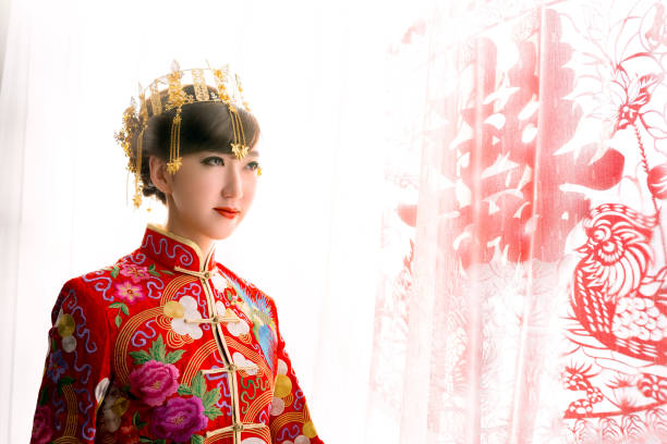 bella sposa in abito da sposa tradizionale cinese - chinese heritage foto e immagini stock