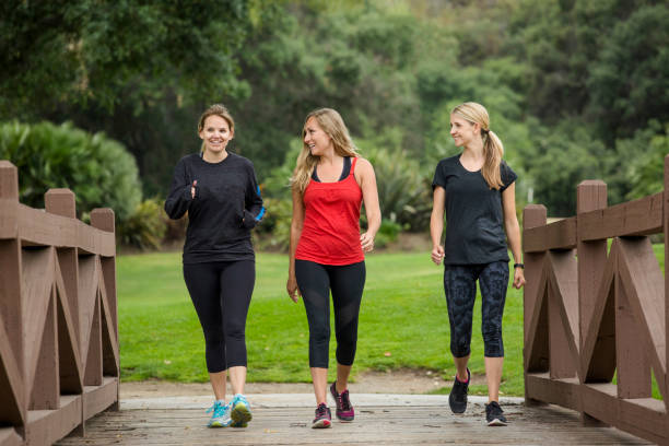 grupa kobiet w wieku 30 lat chodzi razem na świeżym powietrzu. - exercising group of people outdoors sport zdjęcia i obrazy z banku zdjęć