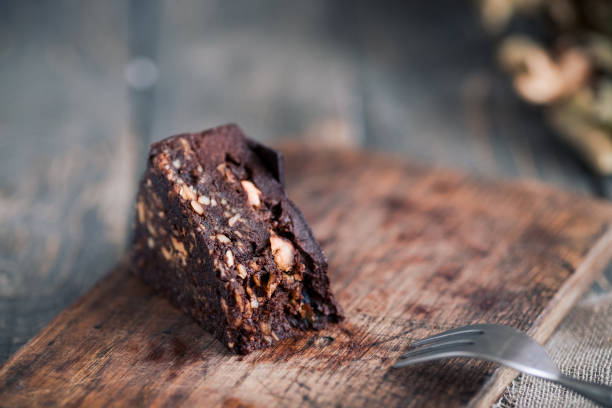 生チョコレートのヘーゼル ナッツのブラウニー ケーキ - nut pastry brownie hazelnut ストックフォトと画像