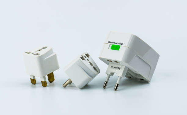 satz von universellen adapter für reisen auf der ganzen welt isoliert auf weißem hintergrund. - adapter stock-fotos und bilder