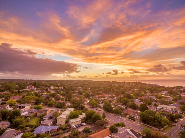 vue aérienne du coucher de soleil rougeoyant sur zone suburbaine - victoria quarter photos et images de collection