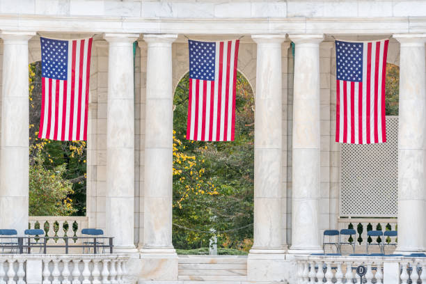 anfiteatro do memorial, cemitério nacional de arlington, virgínia, eua, com bandeiras nos estrelas e listras de suspensão - arlington national cemetery virginia cemetery american flag - fotografias e filmes do acervo