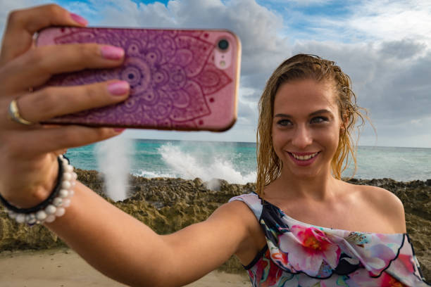 jeune femme se selfies sur la plage de cozumel - individual event photos et images de collection