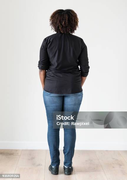 Retrato De Cuerpo Completo De Mujer Negra Foto de stock y más banco de imágenes de Vista posterior - Vista posterior, Una sola mujer, Estar de pie