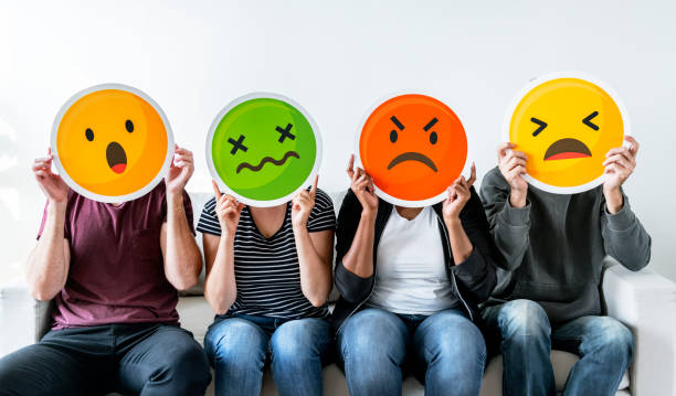 persone diverse che tengono l'emoticon - complaining foto e immagini stock