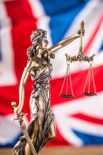 lady justice e bandiera del regno unito. simbolo di diritto e giustizia con uk flag. brexit - justice is blind foto e immagini stock