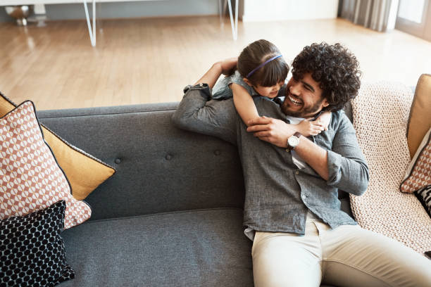 tak, jesteś moją ulubioną małą księżniczką kiedykolwiek - family sofa men sitting zdjęcia i obrazy z banku zdjęć