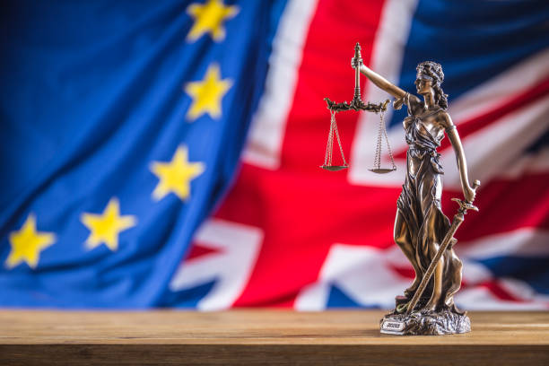 lady justice unione europea e bandiera del regno unito. simbolo di diritto e giustizia con bandiera dell'ue e del regno unito. brexit - justice is blind foto e immagini stock