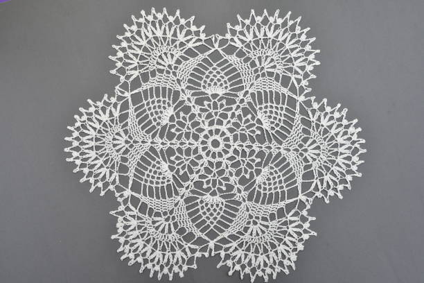 szydełkowa koronkowa serwetka dekoracja domu na szaro - doily lace knitting textile zdjęcia i obrazy z banku zdjęć