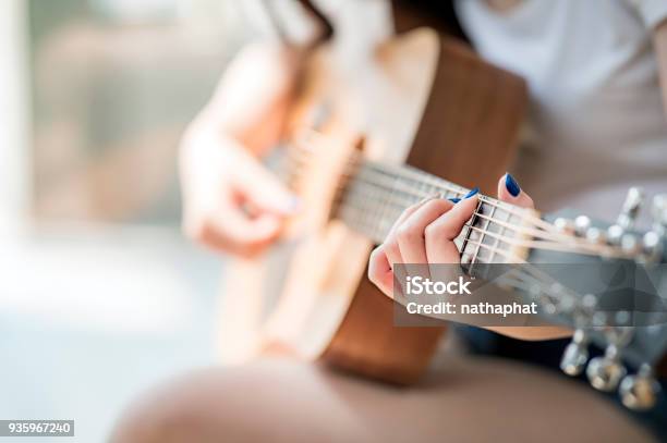 Mujer De Las Manos Tocando La Guitarra Acústica Foto de stock y más banco de imágenes de Guitarra - Guitarra, Guitarra acústica, Jugar