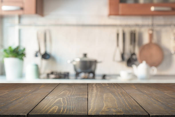 fondo abstracto borrosa. moderna cocina con mesa y espacio para exhibir sus productos. - kitchen fotografías e imágenes de stock