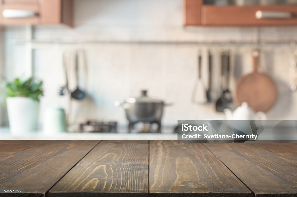 Fond Abstrait flou. Cuisine moderne avec table et espace pour afficher vos produits. - Photo de Cuisine libre de droits