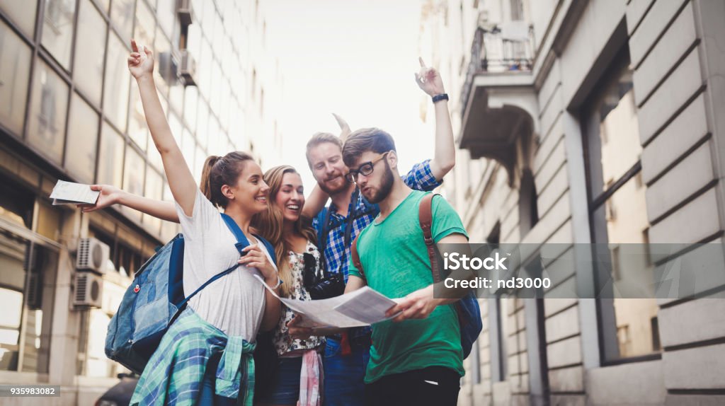 Feliz grupo de turistas de viaje y Turismo - Foto de stock de Viajes libre de derechos