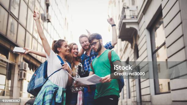 Feliz Grupo De Turistas De Viaje Y Turismo Foto de stock y más banco de imágenes de Viajes - Viajes, Amistad, Viaje