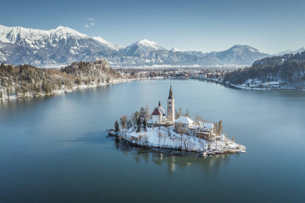 lago de bled con isla de bled en invierno, eslovenia - castle slovenia winter snow fotografías e imágenes de stock