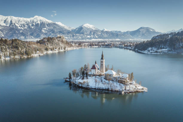 lago di bled con isola di bled in inverno, slovenia - castle slovenia winter snow foto e immagini stock