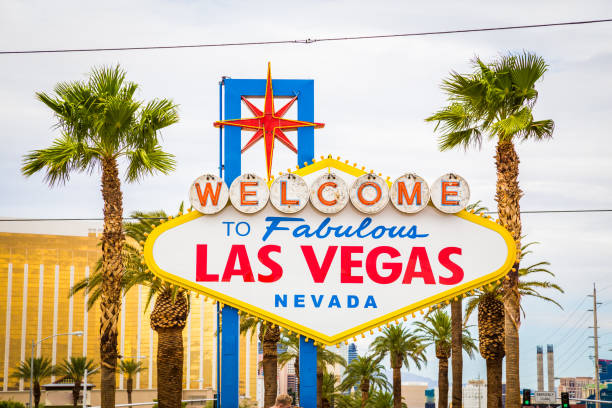 welcome to fabulous las vegas sign, las vegas strip, nevada, usa - welcome to fabulous las vegas sign fotos imagens e fotografias de stock