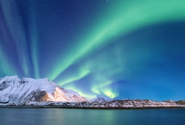 luz bajo las montañas del norte. hermoso paisaje natural en el noruega - tromso fjord winter mountain fotografías e imágenes de stock