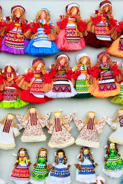 bonecas de pano no mercado. lembranças de nacionais ucranianas - collection doll toy rag doll - fotografias e filmes do acervo