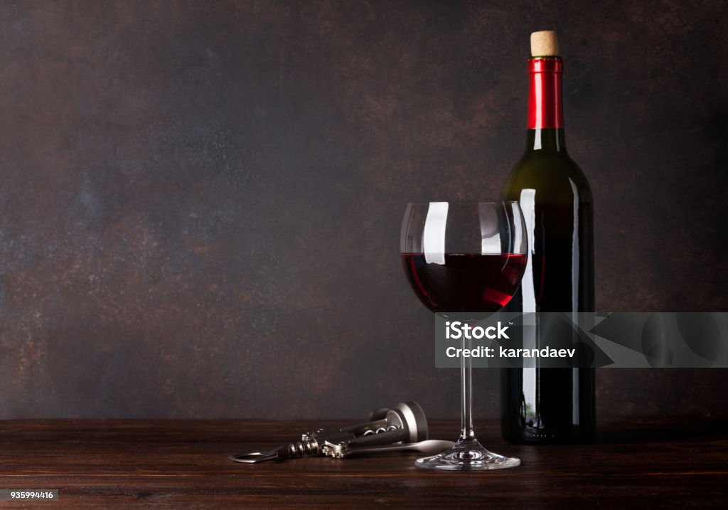 Garrafa e copo de vinho tinto  - Foto de stock de Vinho royalty-free