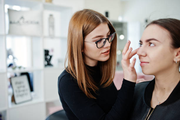 faites votre travail d’artiste dans son salon studio de beauté visage. femme en maquillage professionnel de maître. concept de beauté de club. - make up makeup artist make up brush applying photos et images de collection