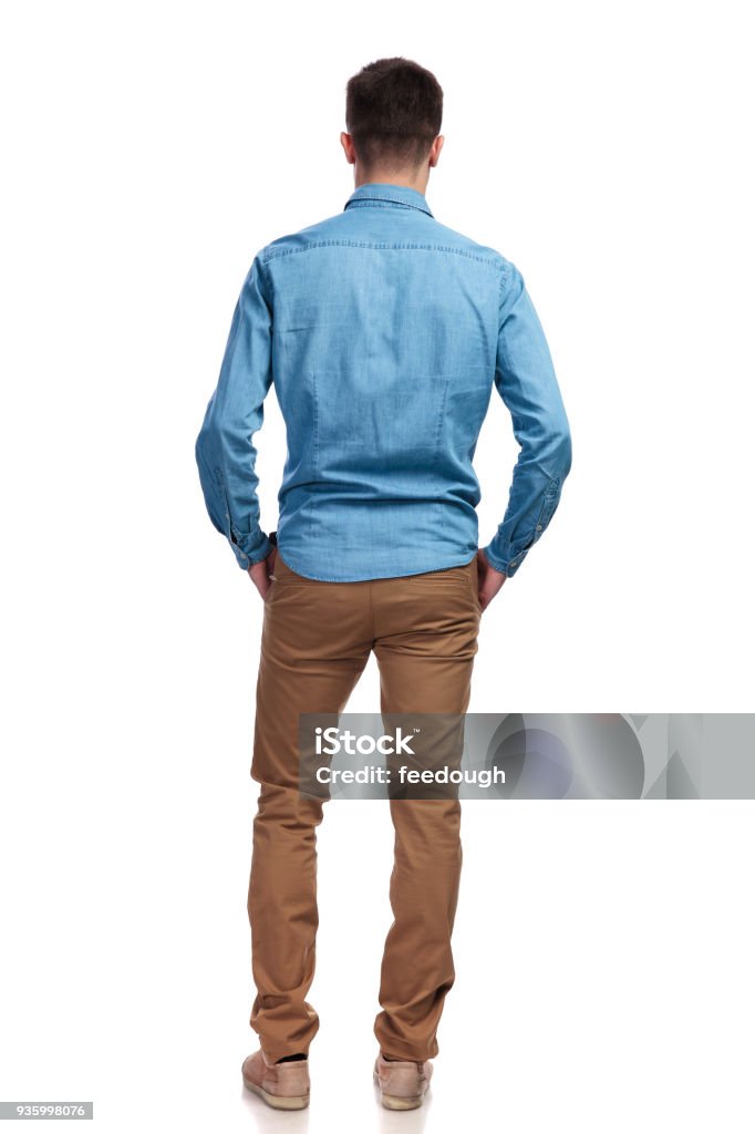 Rückansicht eines Mannes stehend mit Händen in den Taschen - Lizenzfrei Rückansicht Stock-Foto