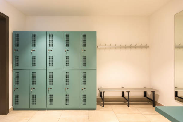 vestidor con armarios de color turquesa - locker room fotografías e imágenes de stock