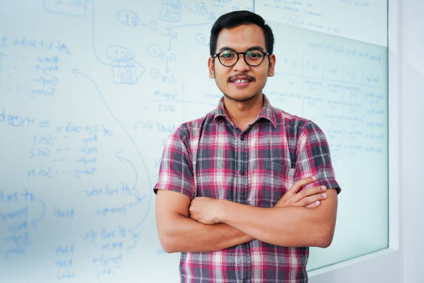 o potraits de homem jovem sudeste asiático em sala de aula - southeast asian ethnicity fotos - fotografias e filmes do acervo