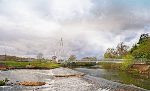 millers brücke rad- und fußgänger brücke über den fluss exe - millennium footbridge stock-fotos und bilder